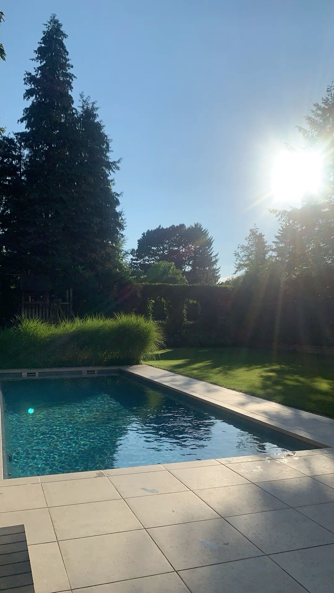 Privater Pool im Abendlicht