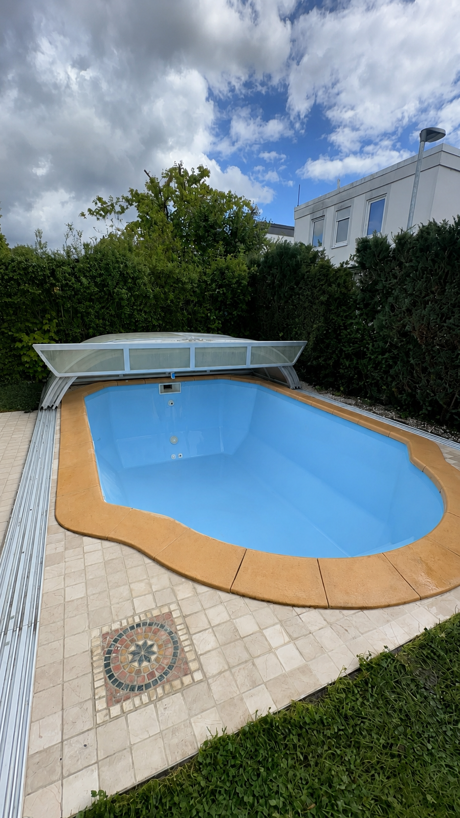 Nachher: glasklarer Pool