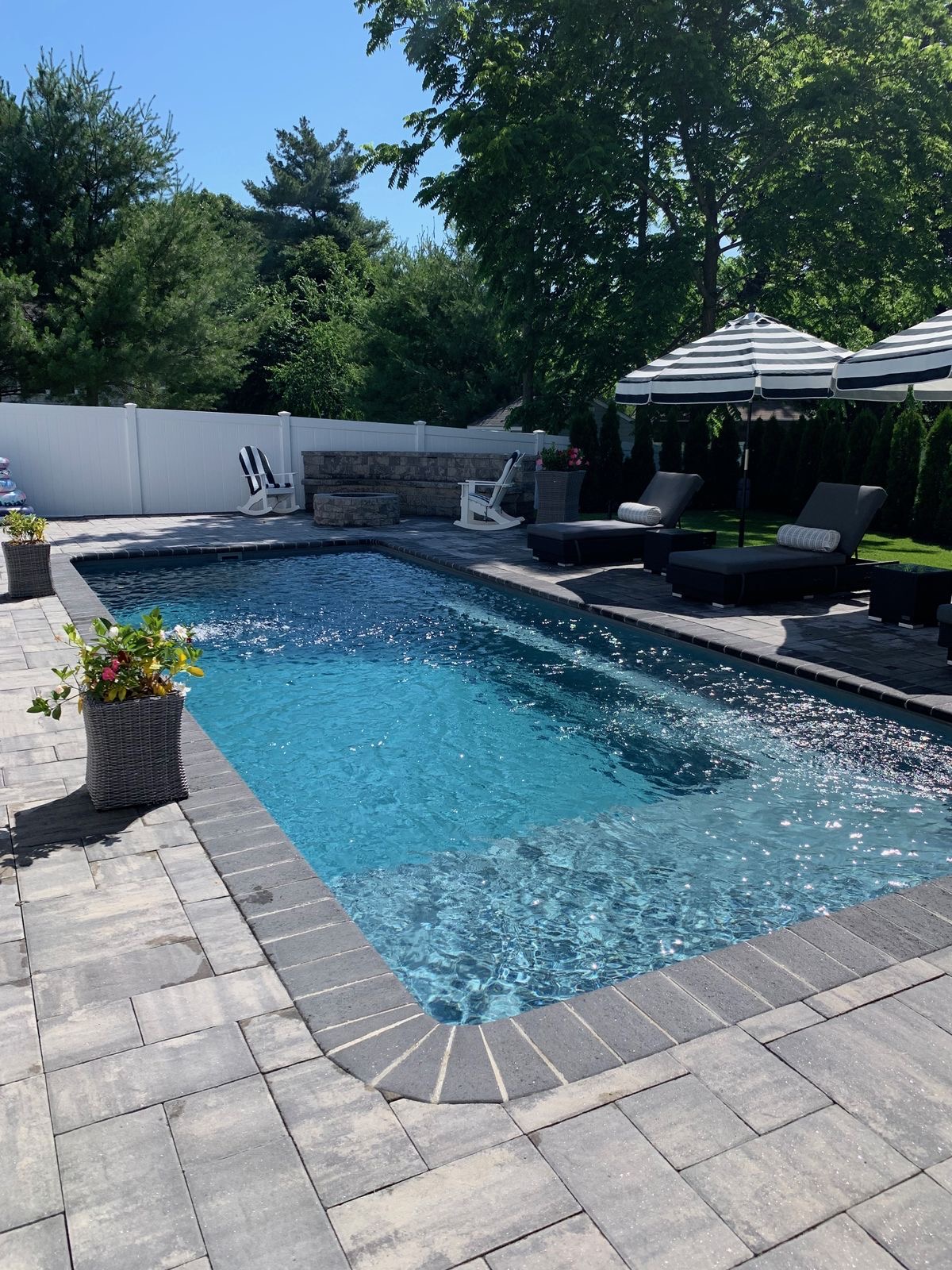 Kristallklarer Pool im Garten