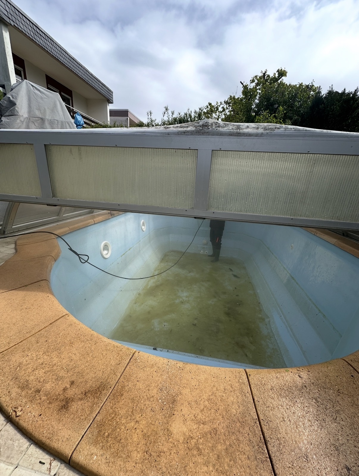 Vorher: verschmutzter Pool